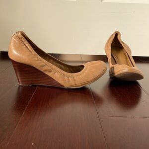 Tory Burch size 7 tan wedges